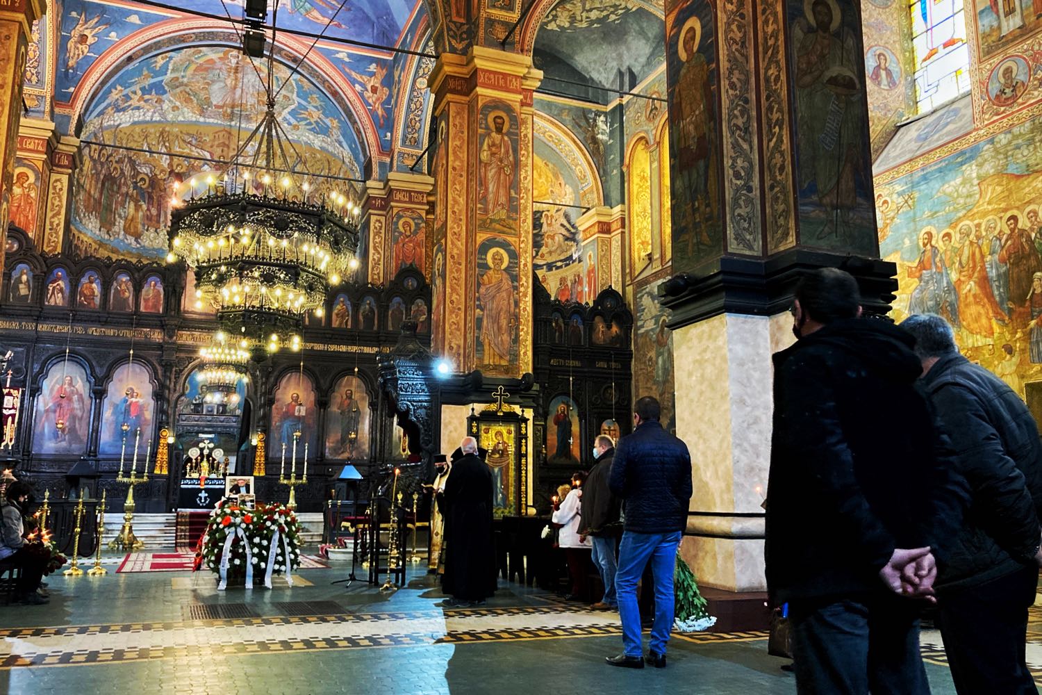 Опело в православна църква – свещеник, траурни венци и близки на починалия – снимка: Боян Драгомиров