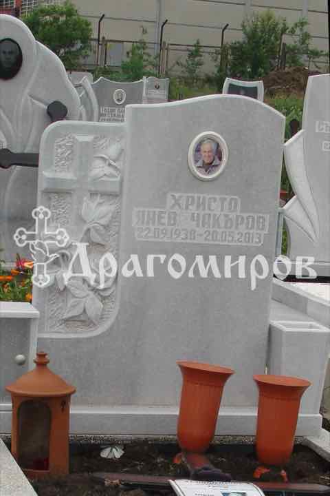 Мраморен надгробен паметник с релефни цветя и овален портрет, монтиран от Траурна Агенция Драгомиров в гробищен парк във Варна