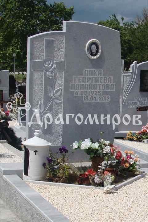 Мраморен надгробен паметник с релефен кръст, роза и овален портрет, монтиран от Траурна Агенция Драгомиров в гробищен парк във Варна