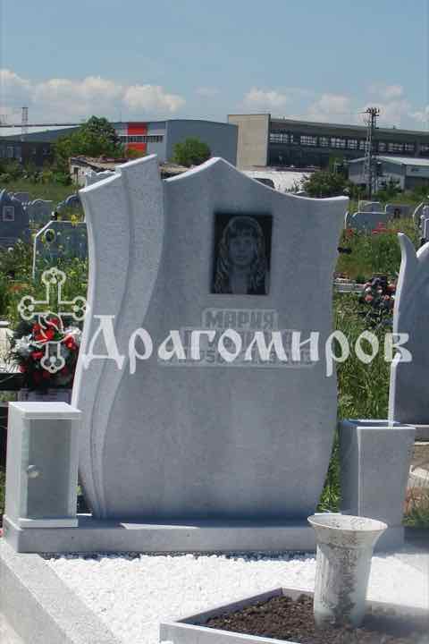 Мраморен надгробен паметник с вълнообразна форма, портрет и ваза, монтиран от Траурна Агенция Драгомиров в гробищен парк във Варна