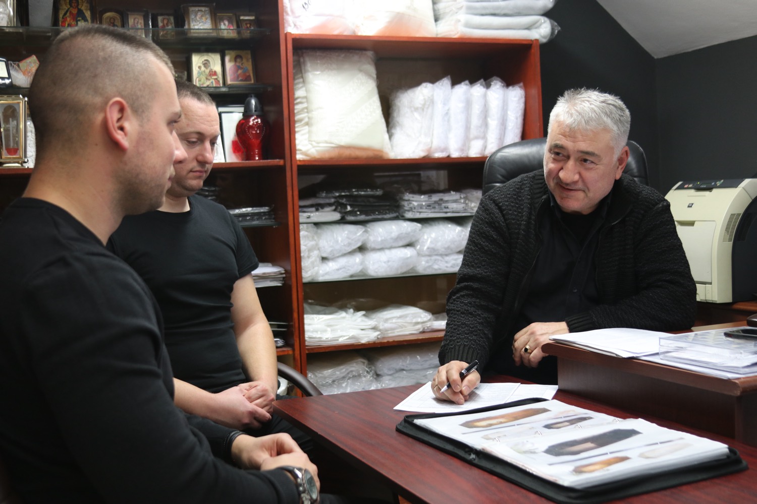 Траурни агенти на Драгомиров подготвят документи в офиса на ул. „Дрин“ 40 във Варна